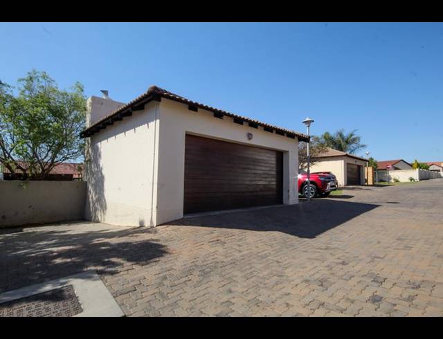 3 BEDROOM TOWNHOUSE FOR SALE IN THATCHFIELD